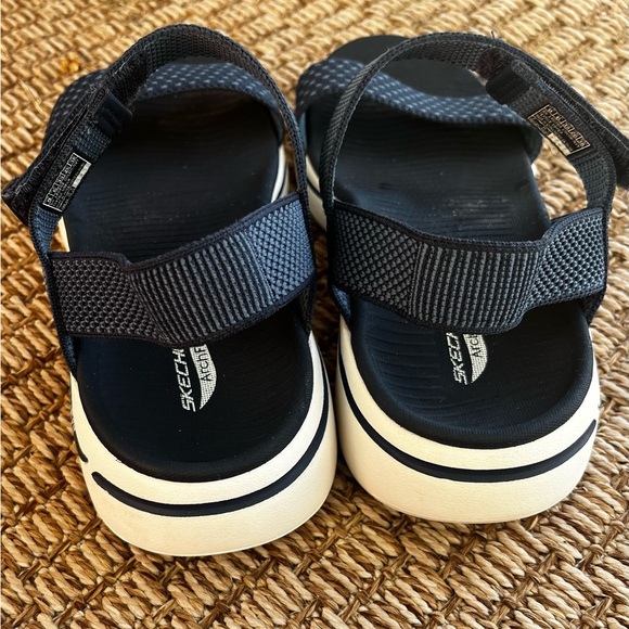 Women’s Skechers Arch-Fit Ultra Go Sandals in Blue and White Sz 9 - Picture 3 of 9